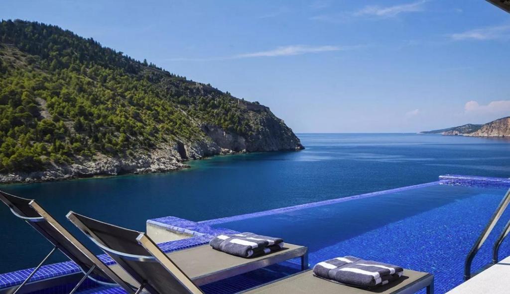 una piscina con vista su un bacino d'acqua di Exquisite Kefalonia Villa Villa Arystar 1 Bedroom Seafornt Spectacular Sea Views Private Outdoor Infinity Pool Assos ad Ásos