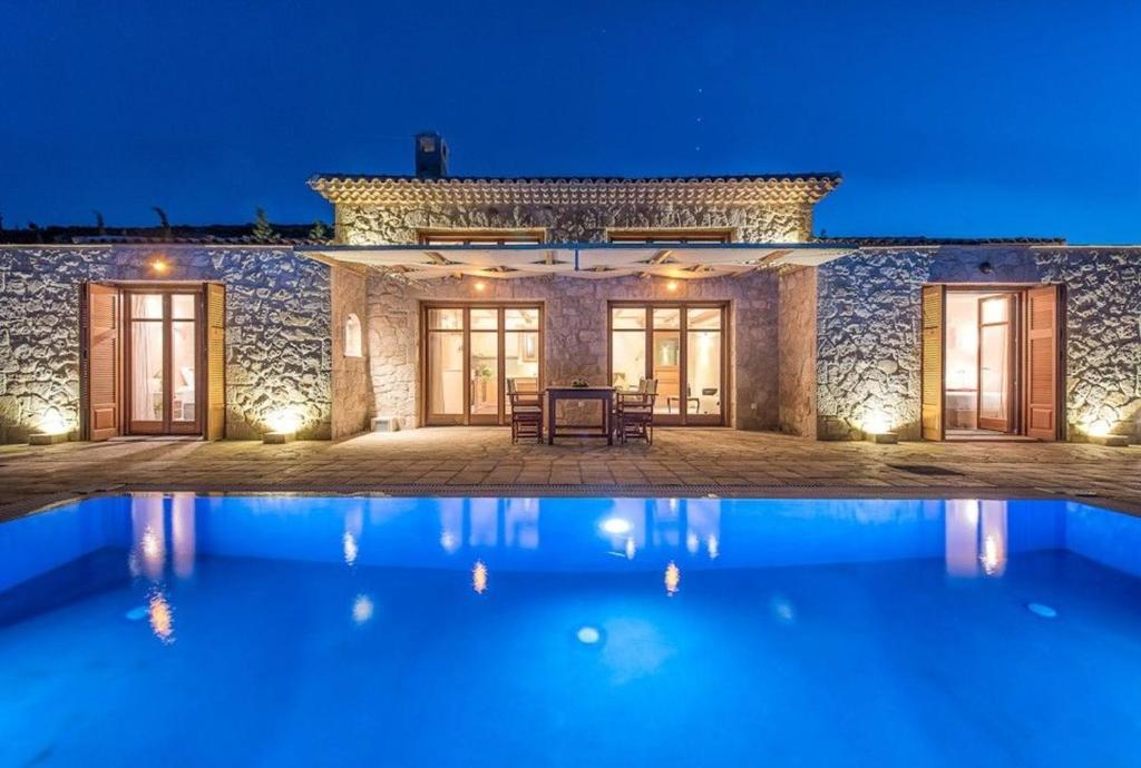 Бассейн в Extravagant Zante Villa Villa Fantasia Great Sea Views 2 Bedrooms Agios Nikolaos или поблизости