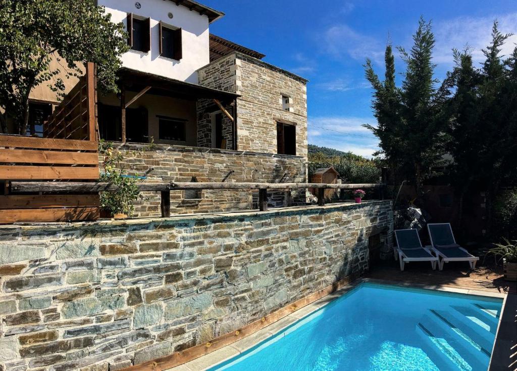 ein Swimmingpool vor einem Haus in der Unterkunft Great Pelion Villa Villa Iris 4 Bedrooms Private Pool in Pilion