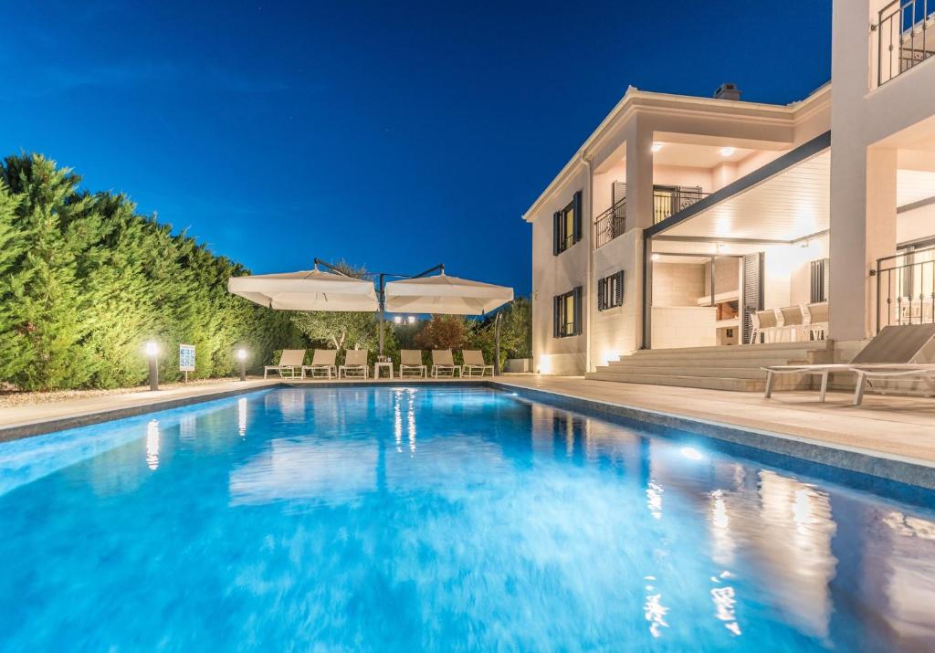 Πισίνα στο ή κοντά στο Luxurious Zadar Villa 5 Bedrooms Villa Tranquil Adore Private Heated Pool & Billiards Table Dalmatia