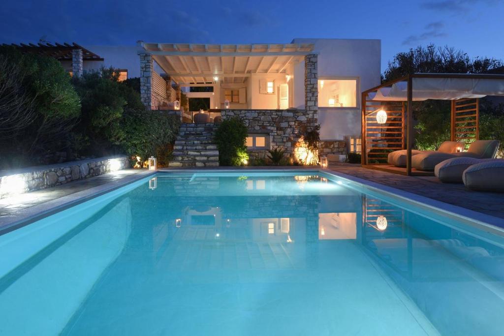 ein Swimmingpool vor einem Haus bei Nacht in der Unterkunft Executive Paros Villa 4 Bedrooms Villa Island Spirit Amazing Sea Views in Kampos Paros