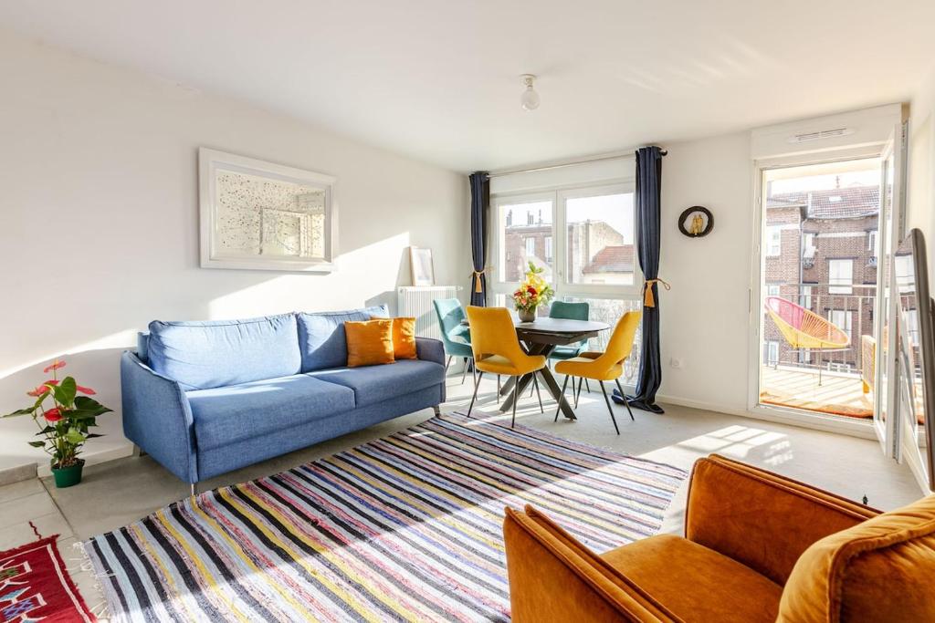 a living room with a blue couch and a table at Luxury à 10mn du Centre de Paris & Free Parking in Vitry-sur-Seine