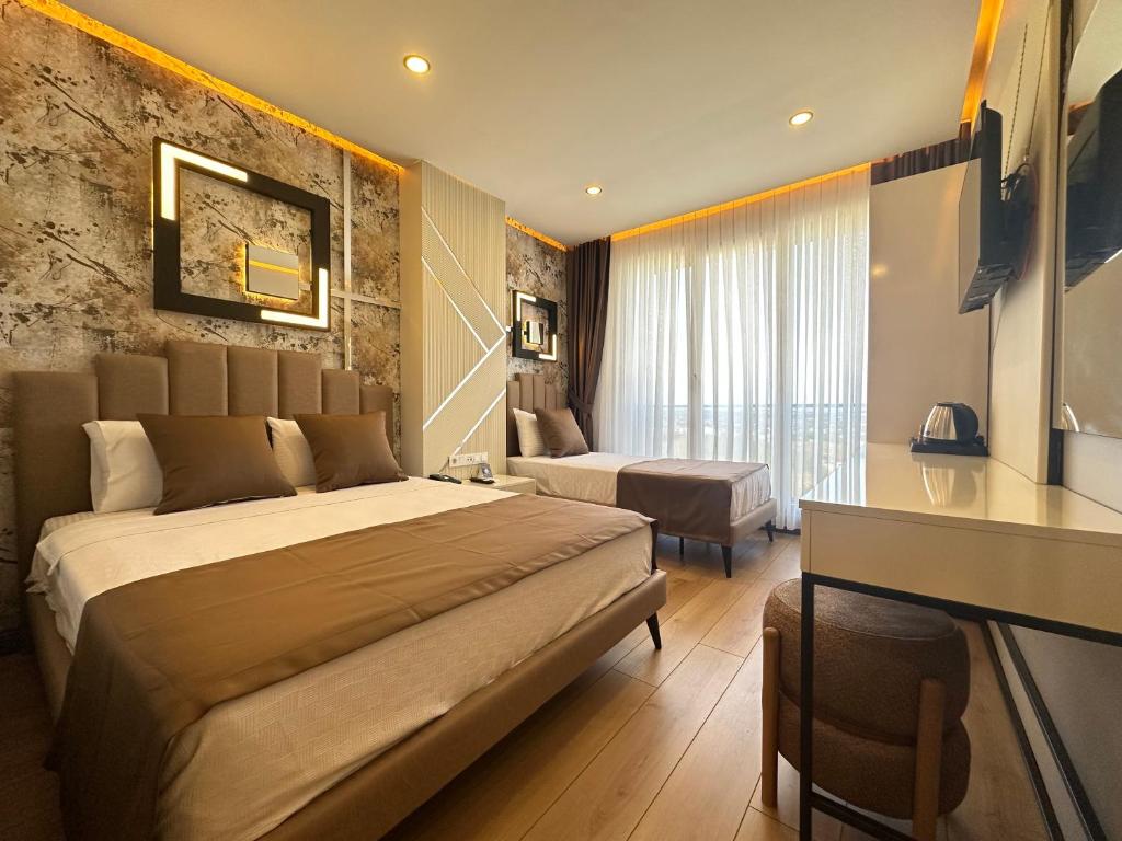 een hotelkamer met een groot bed en een bureau bij Fourpoints Airport Hotel in Arnavutköy