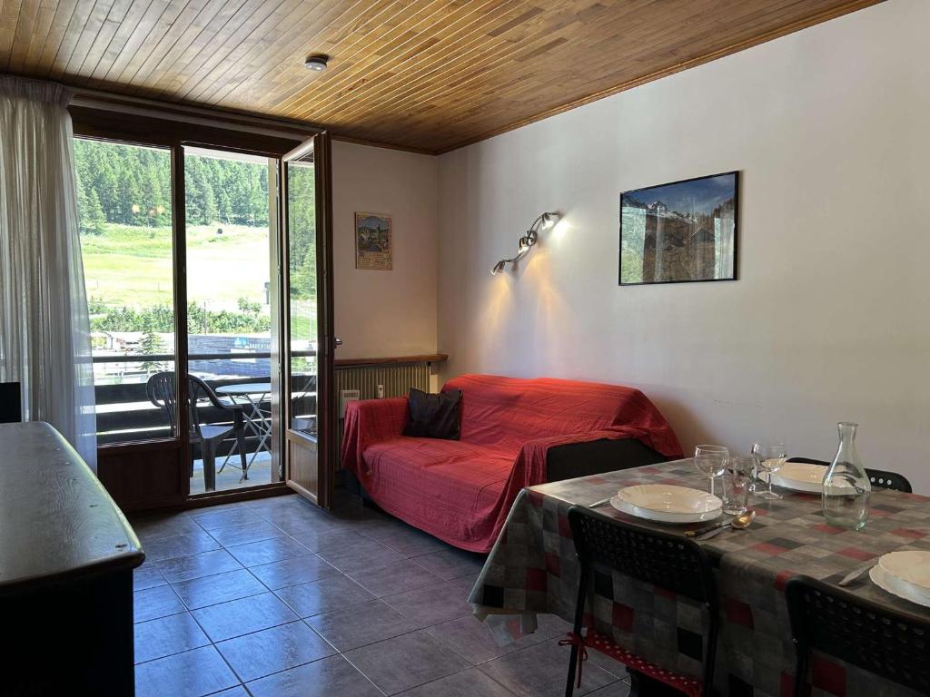 une chambre avec un lit, une table et une fenêtre dans l'établissement Confort à la montagne, studio spacieux 4 pers., centre Montgenèvre - FR-1-330D-99, à Montgenèvre