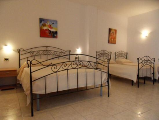two metal beds in a room with at La Veranda in Margherita di Savoia