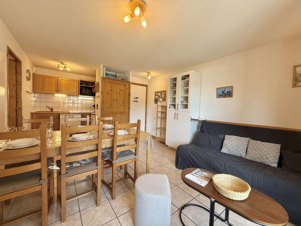 un salon avec un canapé et une table dans l'établissement Appartement cosy à Flumet, 3 chambres, balcon sud, Wi-Fi, parking, près des pistes et navettes gratuites - FR-1-595-61, à Flumet