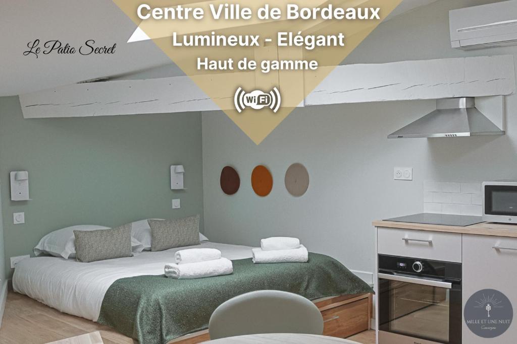 une chambre avec un lit avec une couverture verte dans l'établissement Le Patio Secret - Elégance en Centre Ville, à Bordeaux