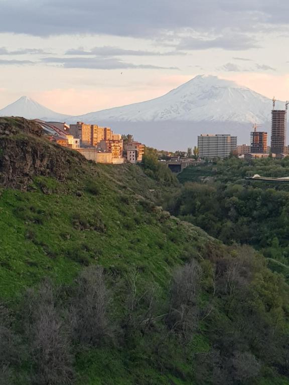 Nespecifikovaný výhled na hory nebo výhled na hory při pohledu z kempu
