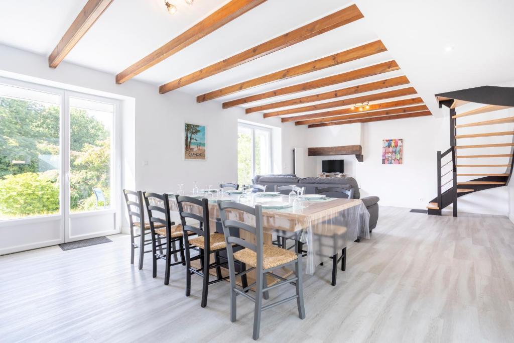 une salle à manger avec une table et des chaises dans l'établissement Le Petit Treffelen - Bénodet, à Gouesnach