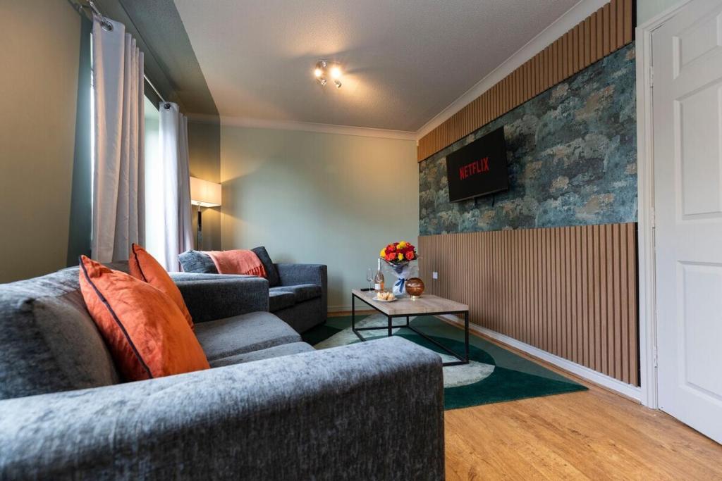 una sala de estar con un sofá y una mesa en Bridges Retreat, Newcastle, en Gateshead