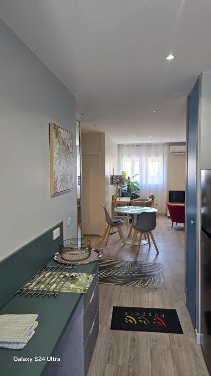 un salon avec une cuisine et une salle à manger dans l'établissement Super top my clean flat Marseille view port, à Marseille