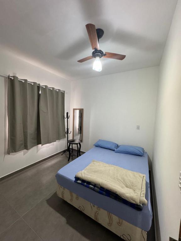 a bedroom with a bed and a ceiling fan at Hotel Pousa Vale Imperial in Aparecida