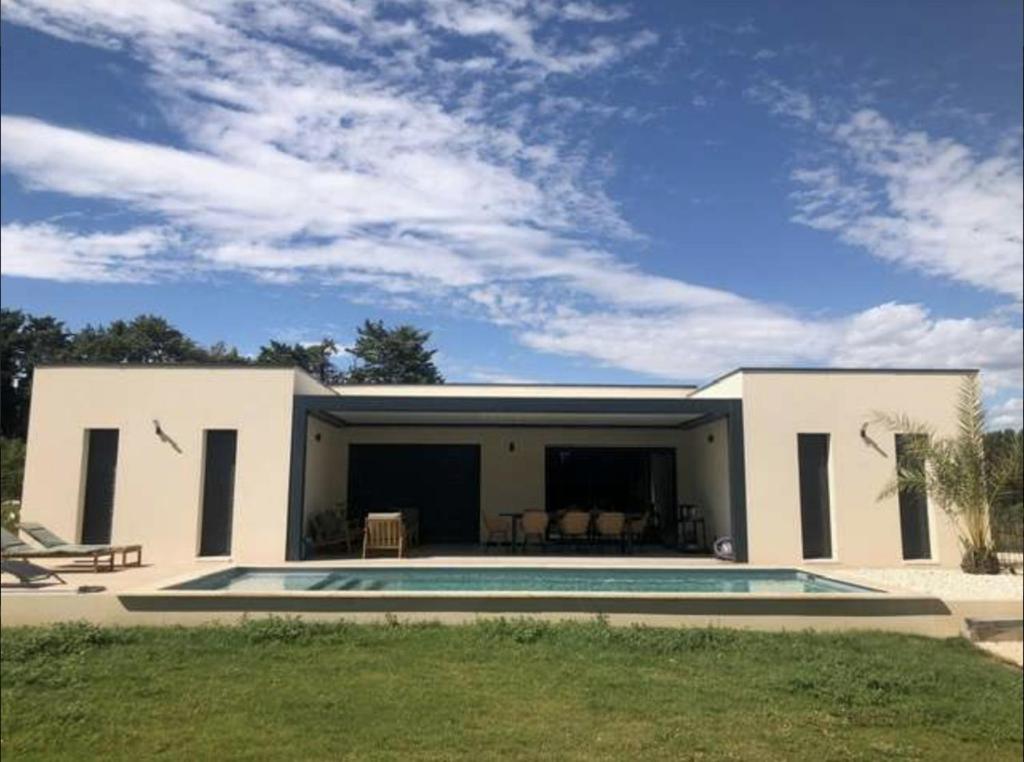 a house with a swimming pool in front of it at La Casa Fabrielo in Graveson