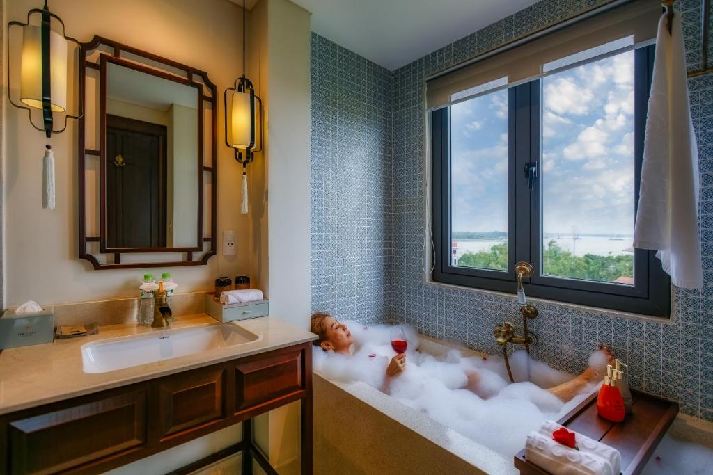 Junior Queen/Twin Suite, Bathtub, Balcony with Tranquil Meadow View