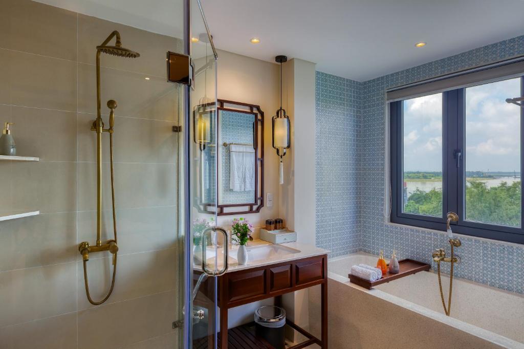 Junior Queen/Twin Suite, Bathtub, Balcony with Tranquil Meadow View