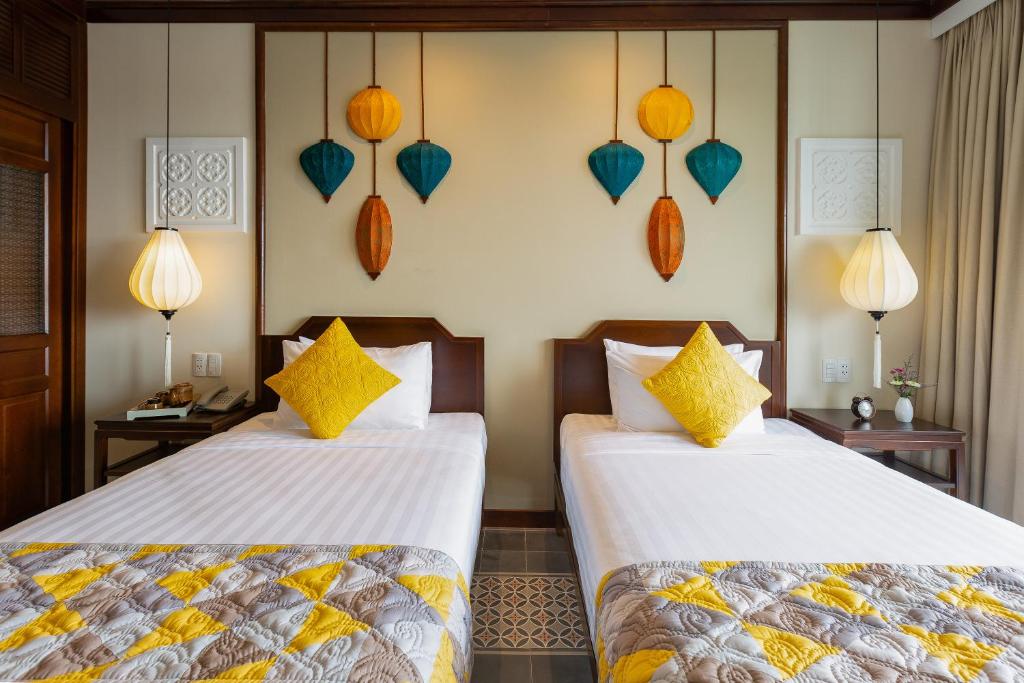 Essence Family Connecting Suite, Bathtub, Balcony with Courtyard View