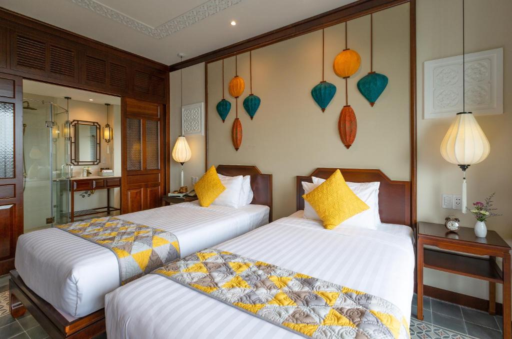 Essence Family Connecting Suite, Bathtub, Balcony with Courtyard View
