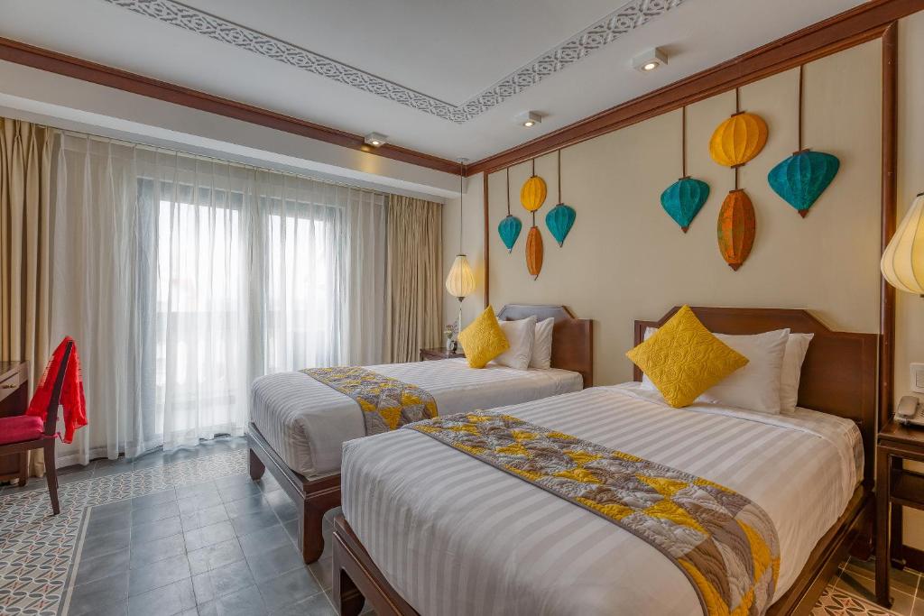 Junior Queen/Twin Suite, Bathtub, Balcony with Tranquil Meadow View