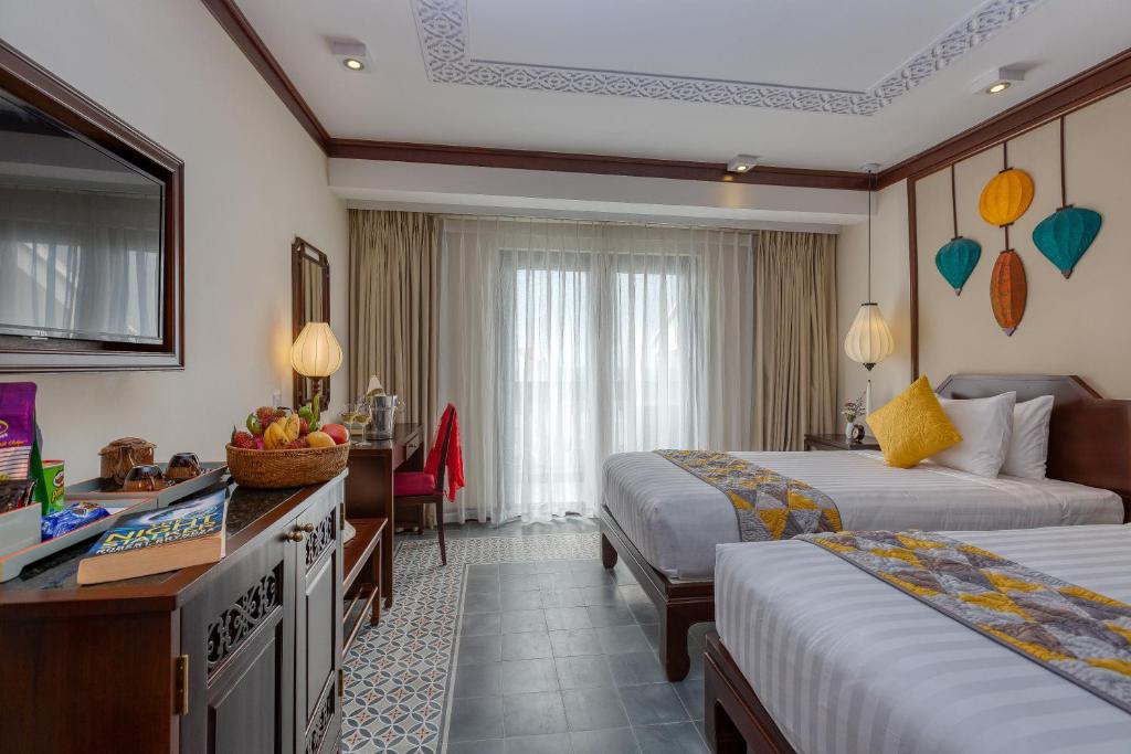Junior Queen/Twin Suite, Bathtub, Balcony with Tranquil Meadow View