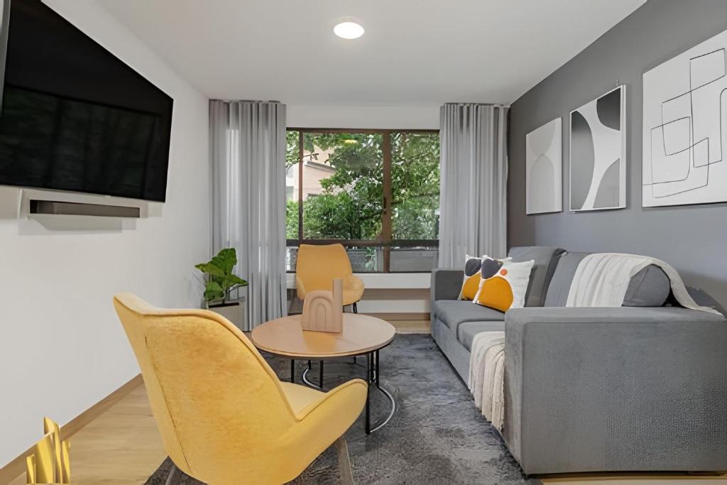 a living room with a couch and a table at Ankara 302 - Clean Comfy Loft Trendy in Provenza in El Poblado