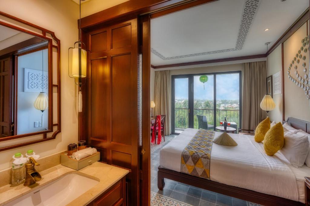 Junior Queen/Twin Suite, Bathtub, Balcony with Tranquil Meadow View