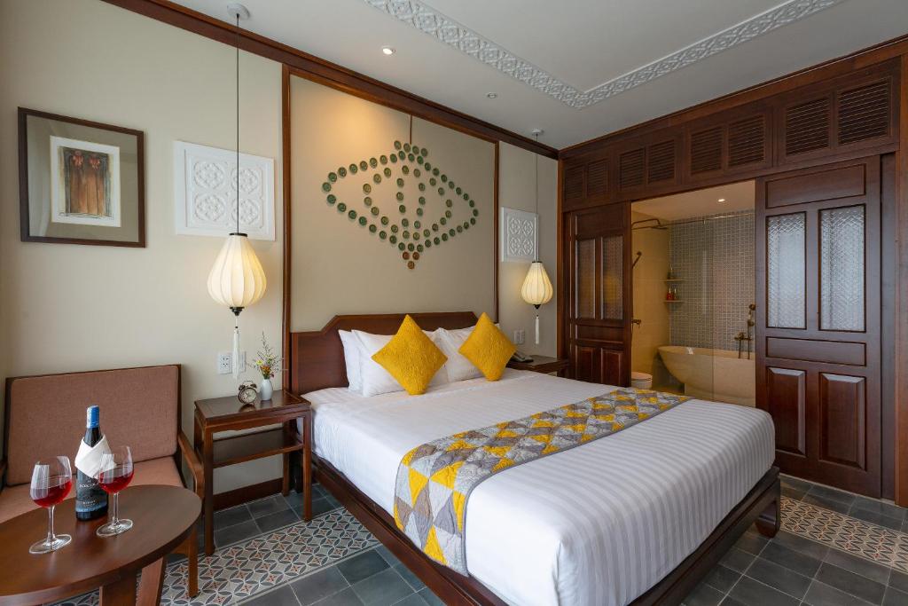 Essence Family Connecting Suite, Bathtub, Balcony with Courtyard View