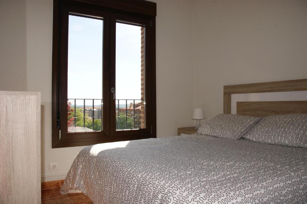 Postel nebo postele na pokoji v ubytování Apartamentos La Muralla