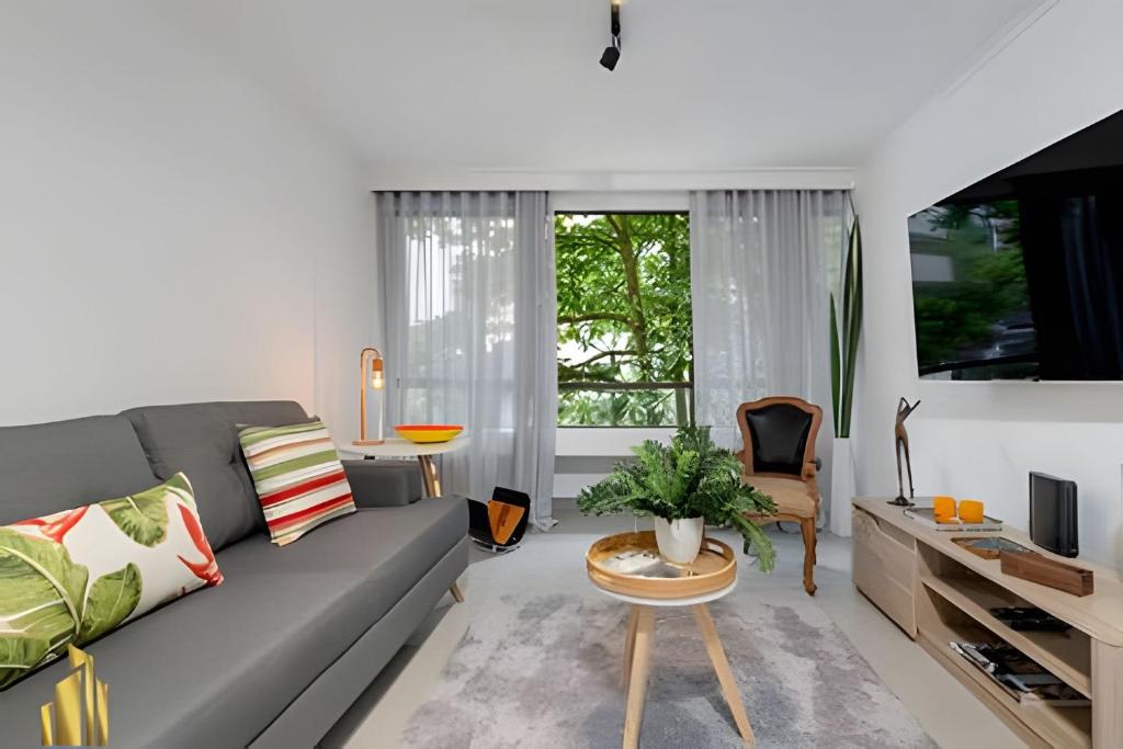 a living room with a couch and a table at Ankara 301 - Contemporary Loft Trendy in provenza in El Poblado