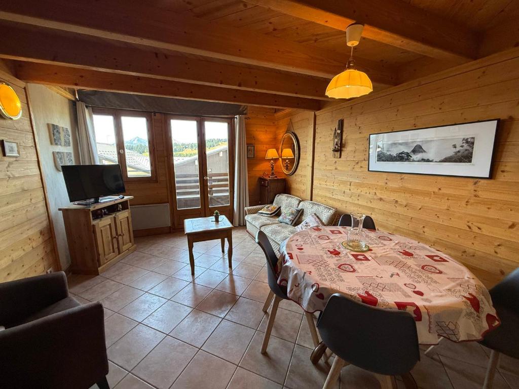 un salon avec une table et un canapé dans l'établissement Appartement 2 pièces avec balcon sud, 4-5 pers, Les Saisies - FR-1-293-236, à Hauteluce