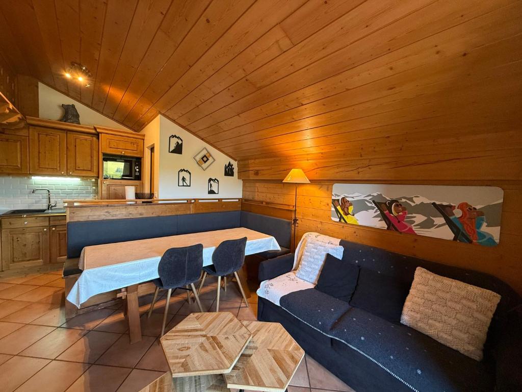 un salon avec un canapé et une table dans l'établissement Appart 4 pièces avec accès piscine, 8 pers, garage, balcons sud - FR-1-293-350, à Hauteluce