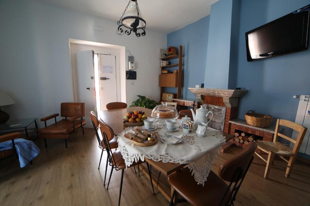 uma sala de jantar com uma mesa com comida em La Casa Del Borgo em Brienza