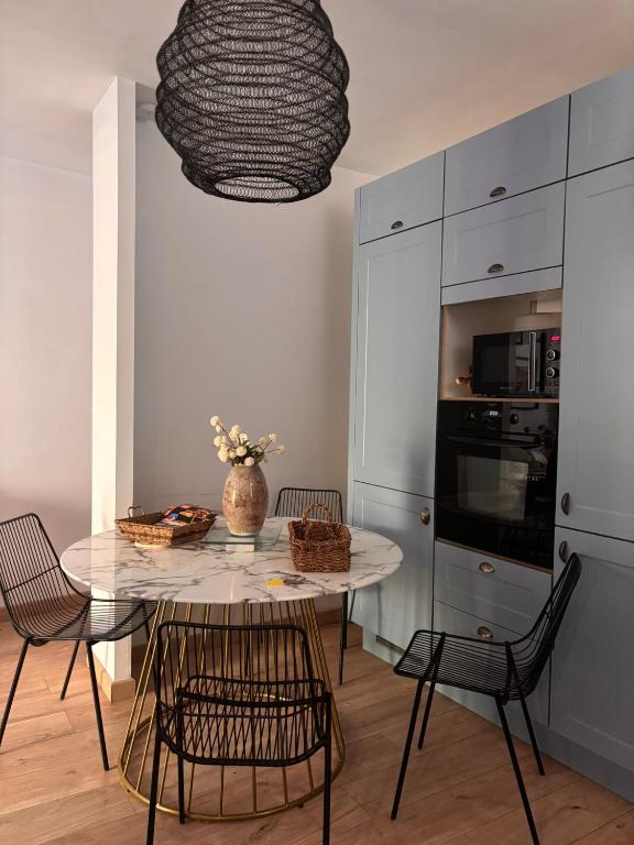 une salle à manger avec une table et des chaises et une cuisine dans l'établissement Chez ROSE, à Bruyères