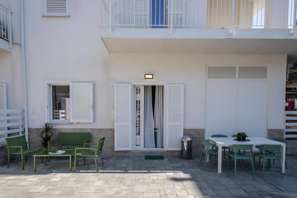 Ambrosia Room & Apartment - Two-Bedroom Apartment With Balcony And Terrace