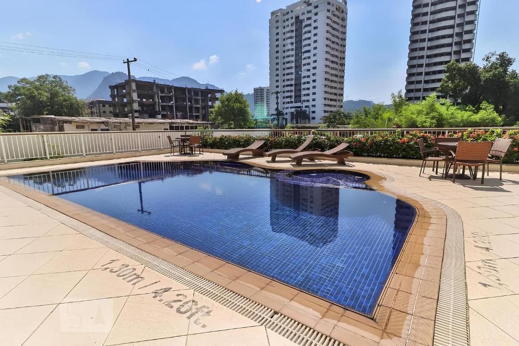 - une piscine avec bancs dans un bâtiment dans l'établissement Rio Plaza - Suítes no Rio de Janeiro por Carpediem, à Rio de Janeiro