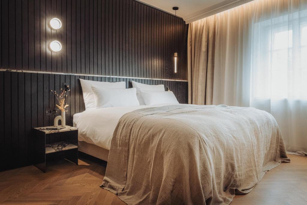 ein Schlafzimmer mit einem großen Bett und einem Fenster in der Unterkunft Gentle Hide Designhotel in Salzburg