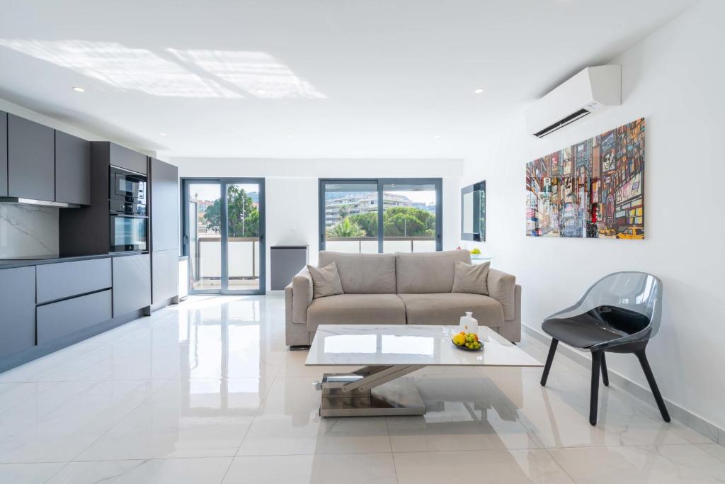 Central 1-Br with Balcony Rue dAntibes Cannes