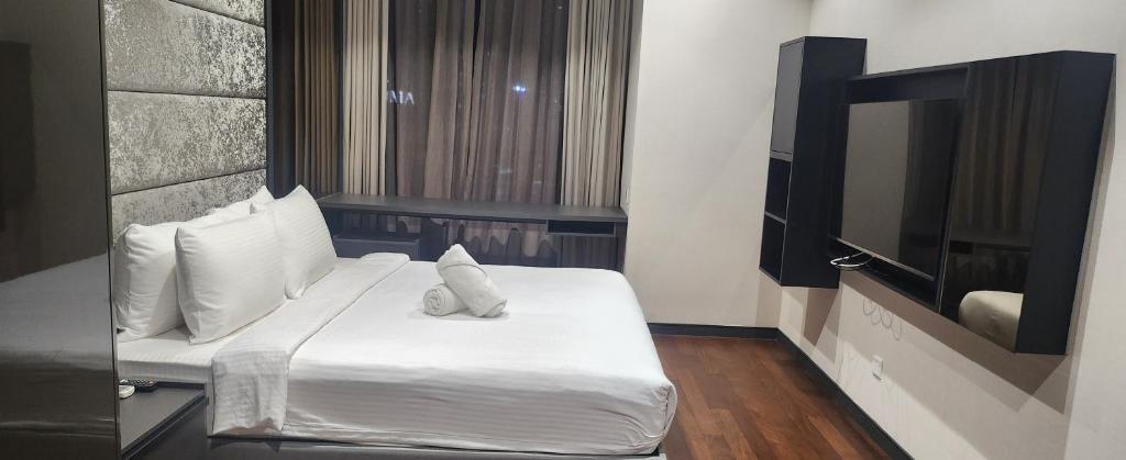 una habitación de hotel con una cama y un televisor en Sky Suites at Wyndham KLCC, en Kuala Lumpur