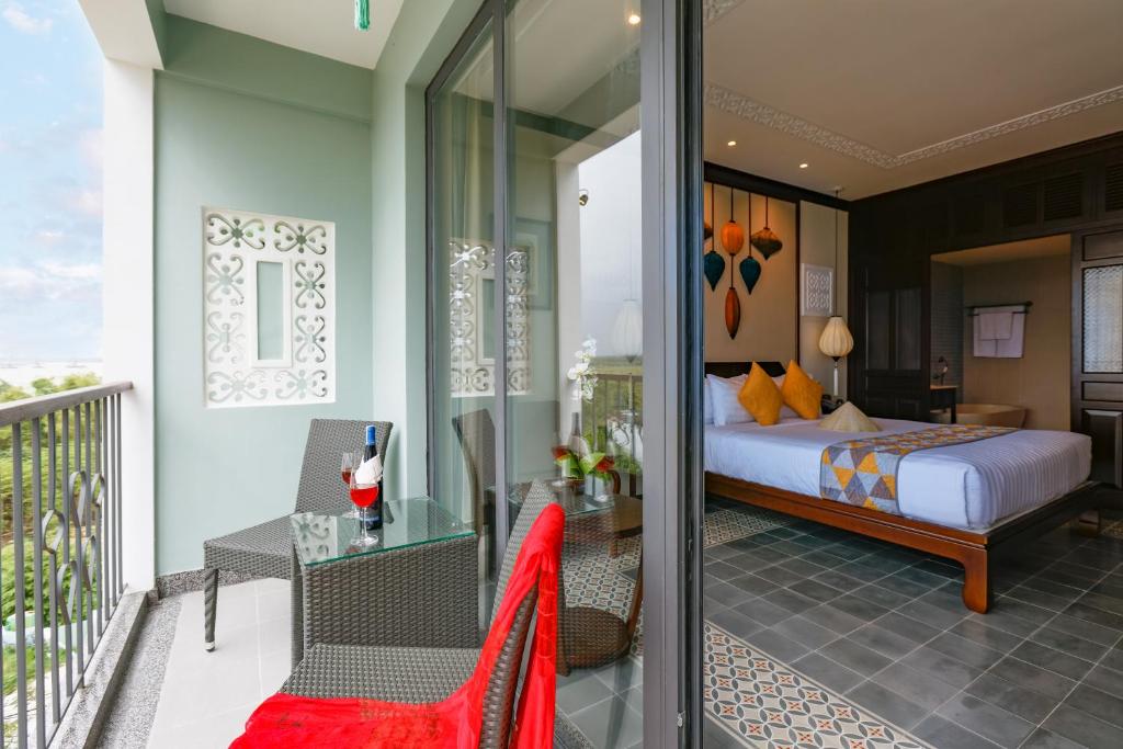 Savvy Family Connecting Suite, Bathtub, Balcony with Riverside View