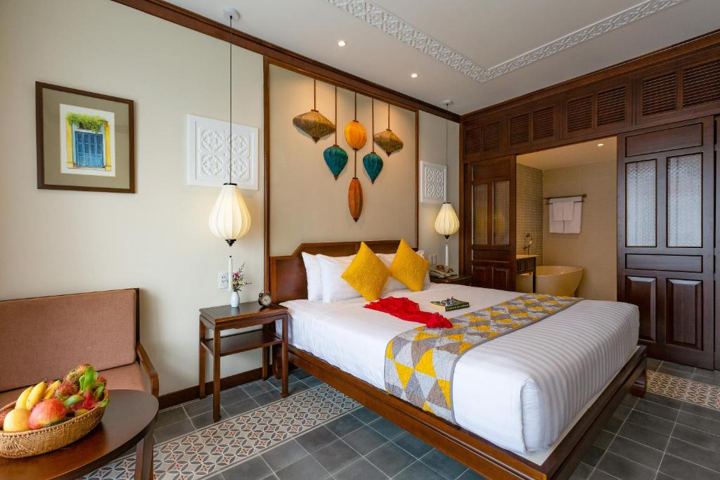 Premium Double/Twin Room, Bathtub, Balcony with Quiet Street View