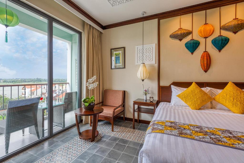 Savvy Family Connecting Suite, Bathtub, Balcony with Riverside View