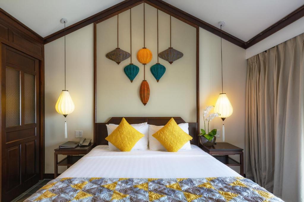 Essence Family Connecting Suite, Bathtub, Balcony with Courtyard View