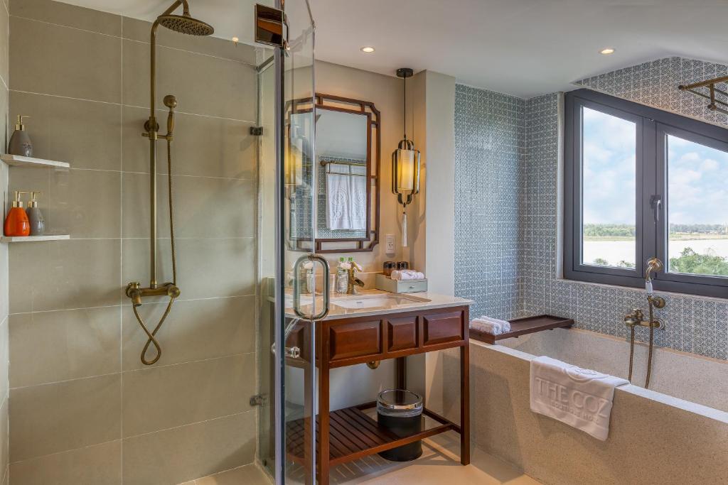 Savvy Family Connecting Suite, Bathtub, Balcony with Riverside View