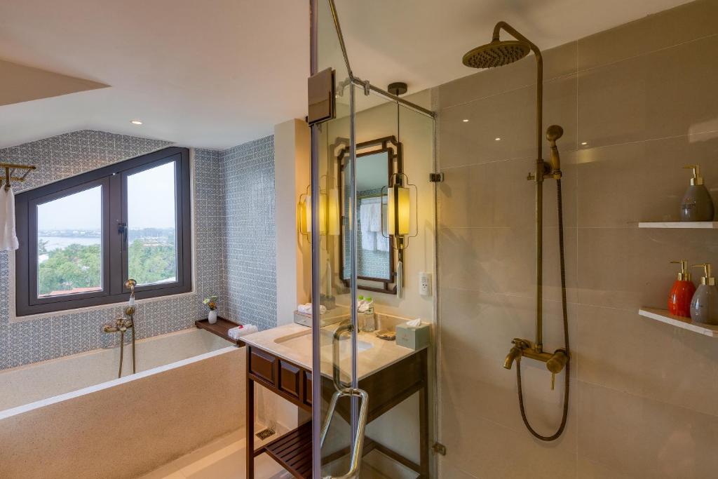 Savvy Family Connecting Suite, Bathtub, Balcony with Riverside View