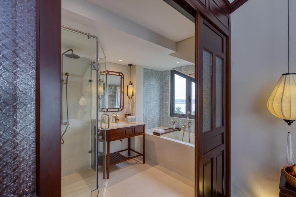 Essence Family Connecting Suite, Bathtub, Balcony with Courtyard View