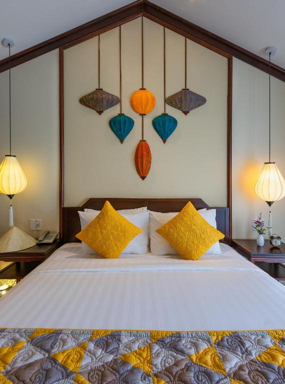 Savvy Family Connecting Suite, Bathtub, Balcony with Riverside View