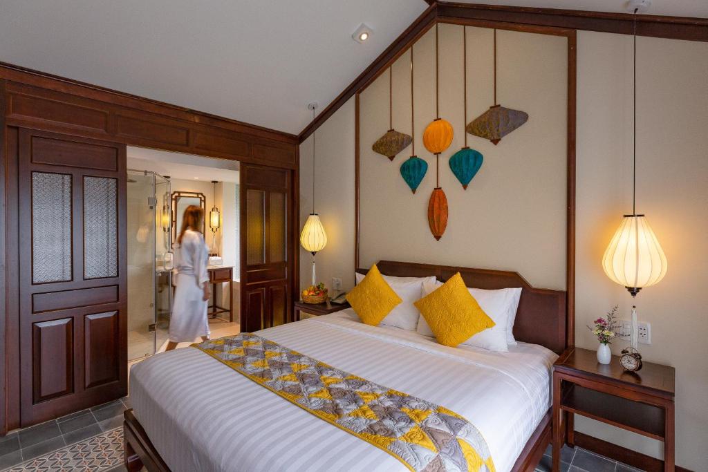 Premium Double/Twin Room, Bathtub, Balcony with Quiet Street View