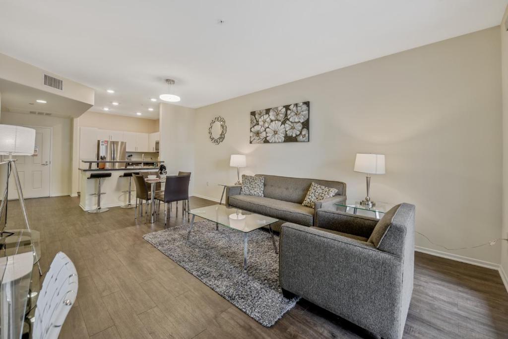 Khu vực ghế ngồi tại Global Luxury Suites Mission Valley