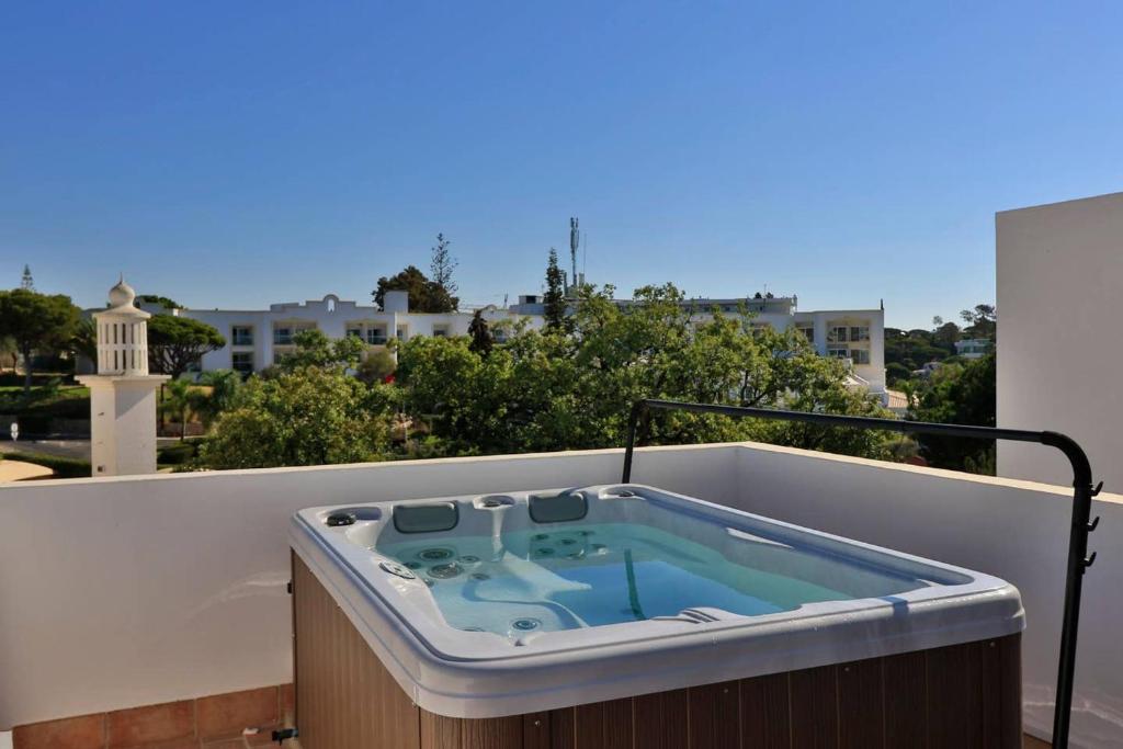 un jacuzzi sur un balcon avec vue dans l'établissement Villa Vale Do Lobo 2 Townhouse 3 Bedroom Close To Amenities And Beach, à Vale do Lobo
