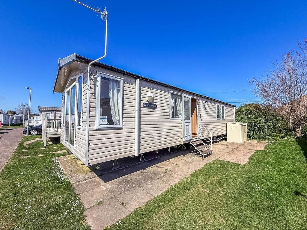 een tiny house in een yard bij Lovely 8 Berth Caravan At California Cliffs, Near Scratby Beach Ref 50046L in Great Yarmouth