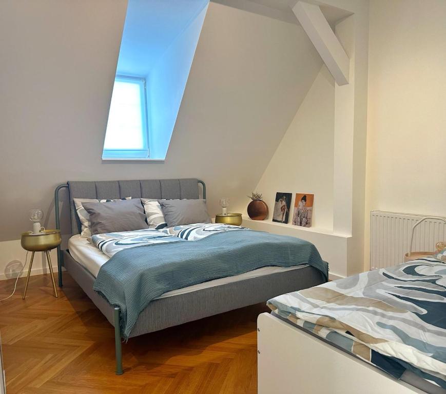 Un dormitorio con una cama y una claraboya. en das Haunsperg, en Salzburgo